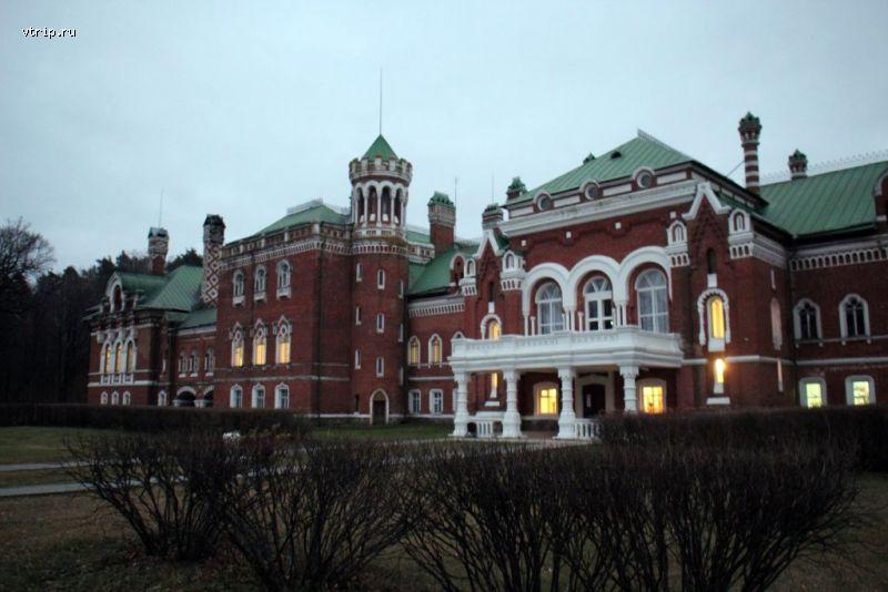Шереметевский замок вечером