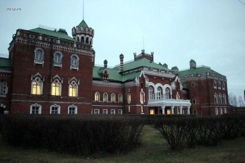 Шереметевский замок вечером