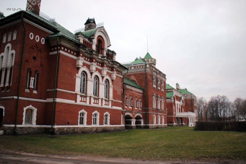 Вид на замок из парка