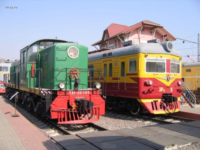 Тепловоз ТЭ1 и электропоезд ЭР22