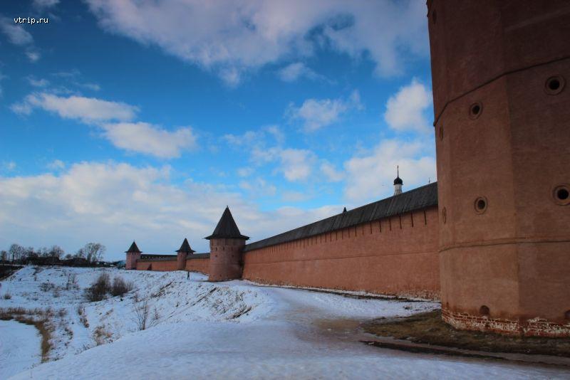 Стены монастыря со стороны Каменки