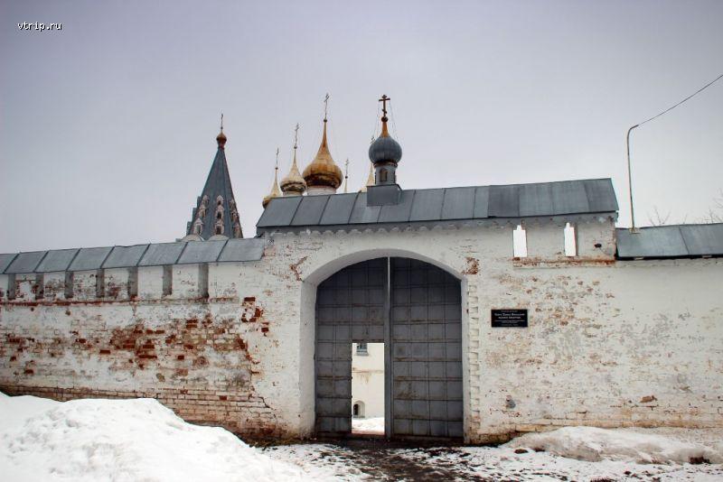 Вход в монастырь