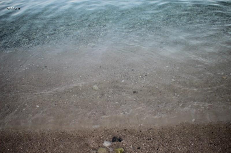 Вода на песчаном пляже