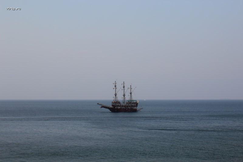 Яхта в море