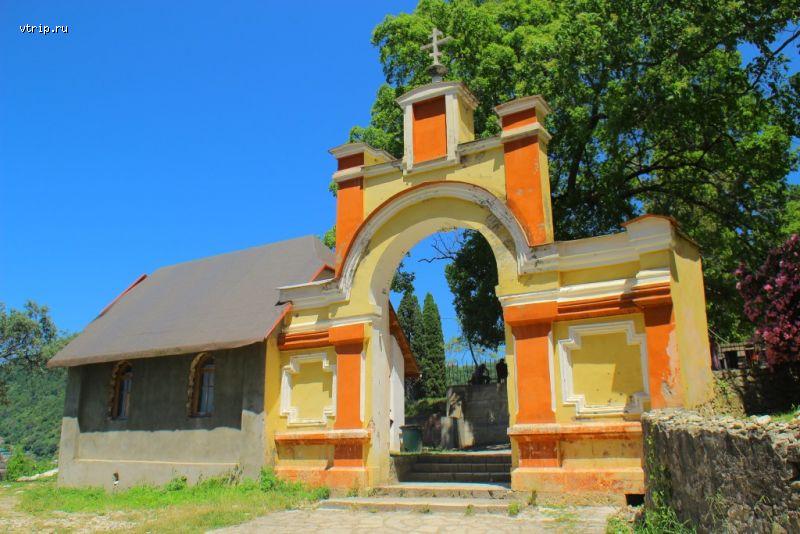 Арка входа в монастырь