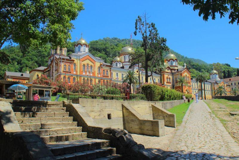 Вид на монастырь