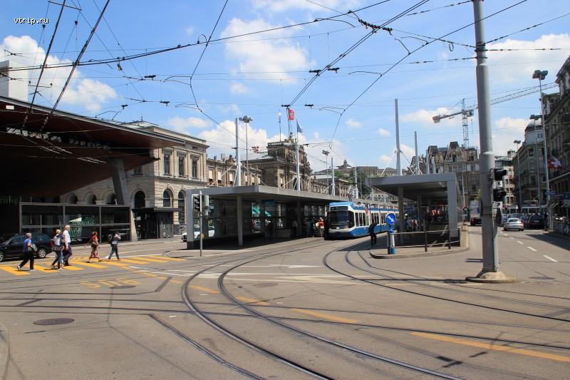 Остановка трамвая на вокзале Zurich Hbf