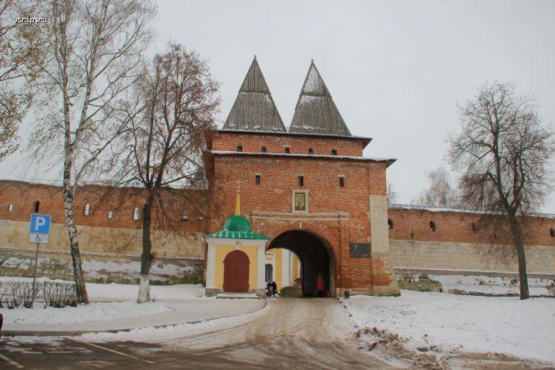 Центральная башня с воротами
