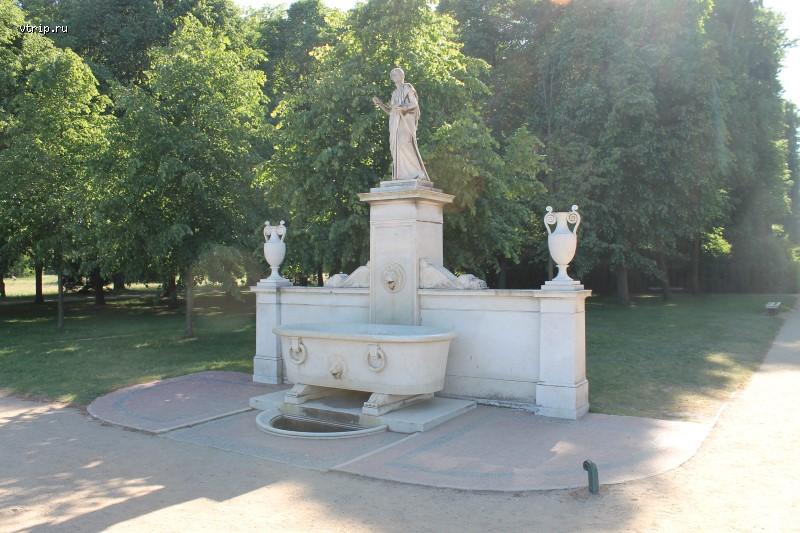 Скульптуры в парке