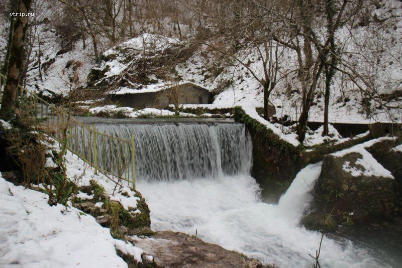 Водопад в ущелье