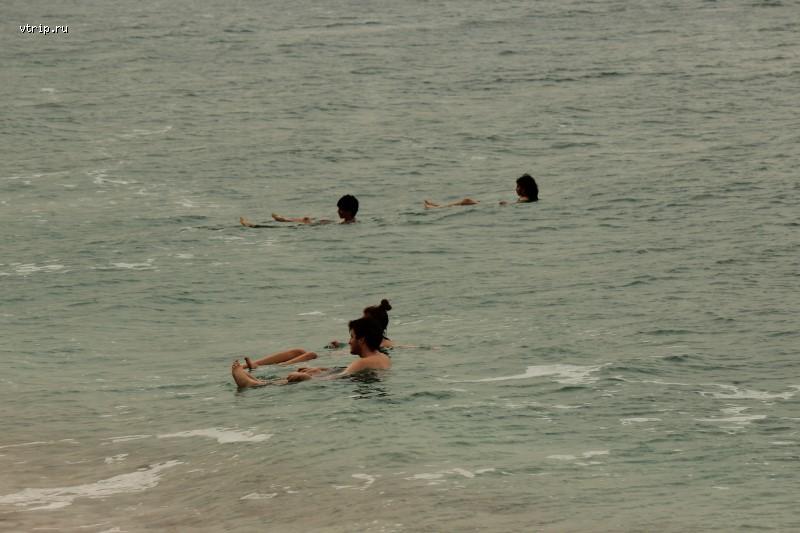 Люди в Мёртвом море