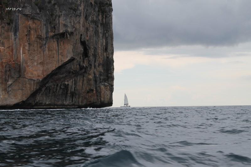 Парусник в море