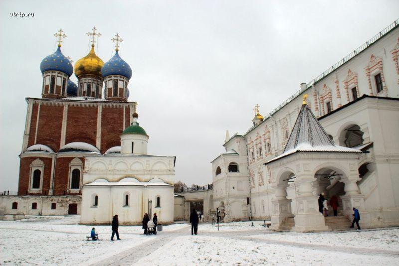 Архангельский собор (в центре)
