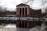 Портик бетонного корпуса