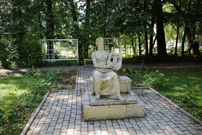 Скульптуры в парке
