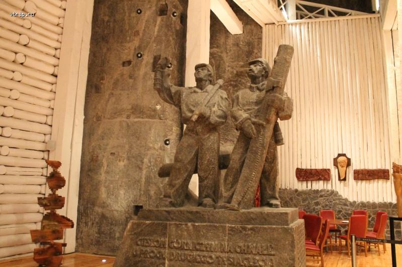 Памятник шахтёрам (из соли)