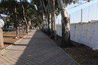 Аллея в парке аттракционов