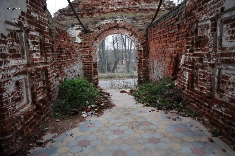 Старая плитка в церкви