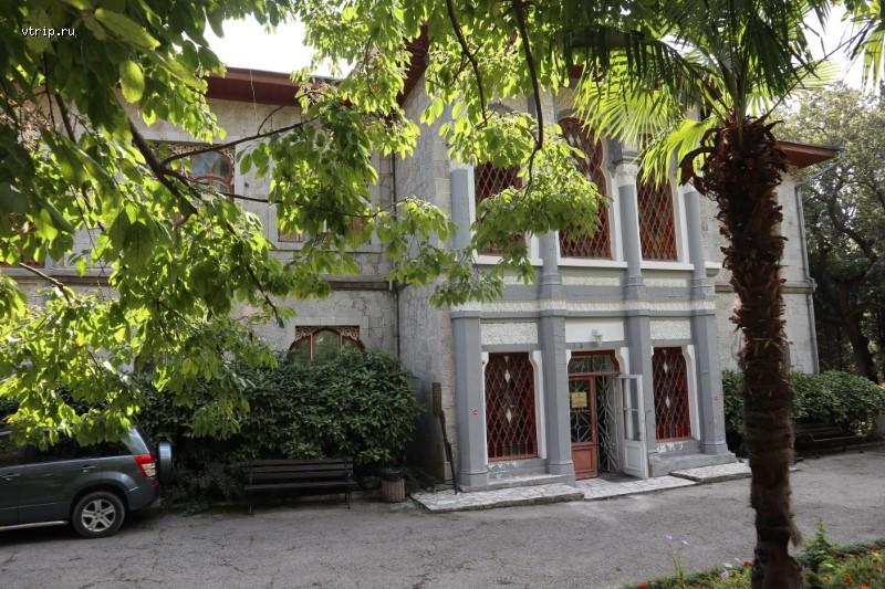 Дворец Раевских со стороны парка