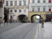 Проезд трамвая через дом