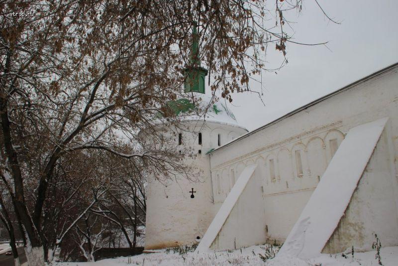 Башня и стены кремля