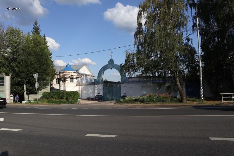 Ворота в стене монастыря