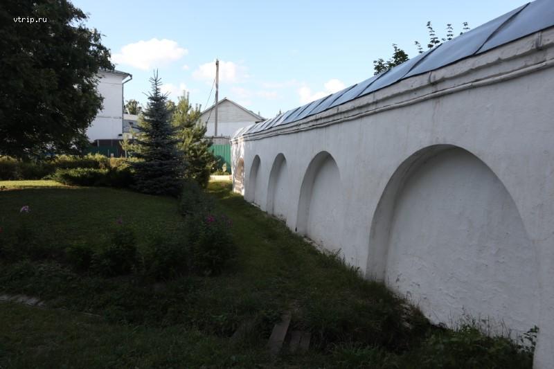 Стены монастыря