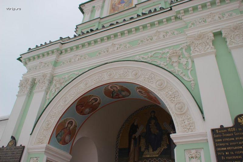 Арка входа в лавру