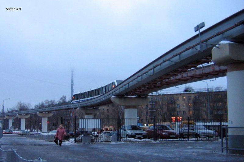 Поезд монорельса на эстакаде