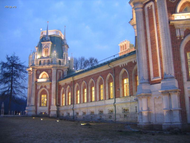 Дворец Царицыно вечером