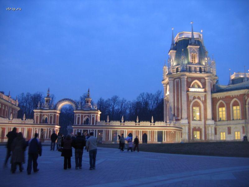 Дворец Царицыно вечером