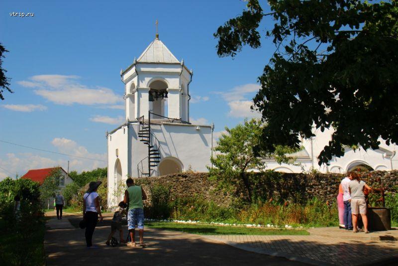Колокольня храма