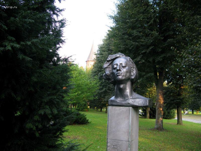 Скульптуры в парке