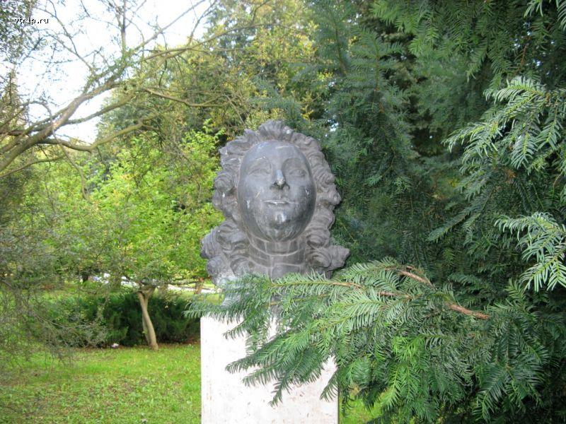 Скульптуры в парке