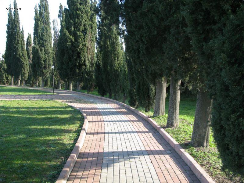 Дорожки у мемориала