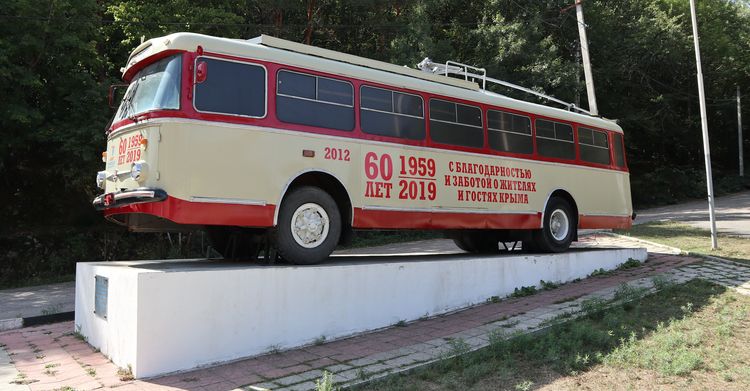 Памятник троллейбусу в Крыму