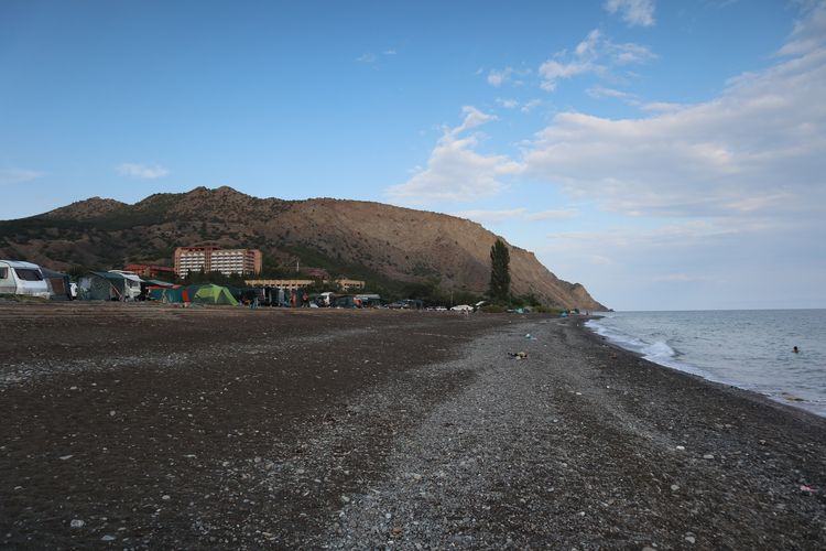 Пляж у недостроя в Морском
