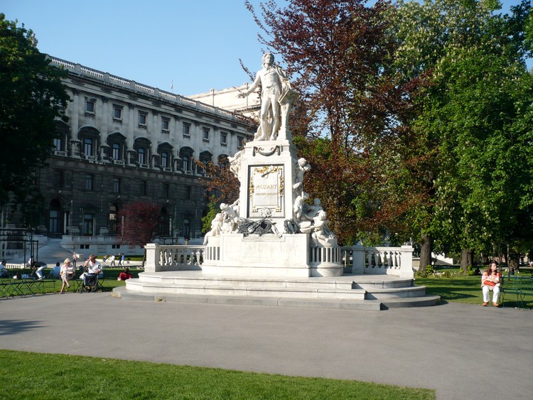 Памятник Моцарту в Вене