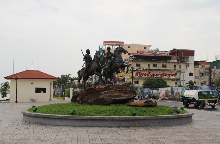 Конный памятник в Пномпене