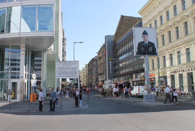 Чекпойнт Чарли в Берлине