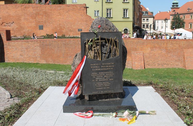 Памятник «Катынь» польским офицерам в Варшаве