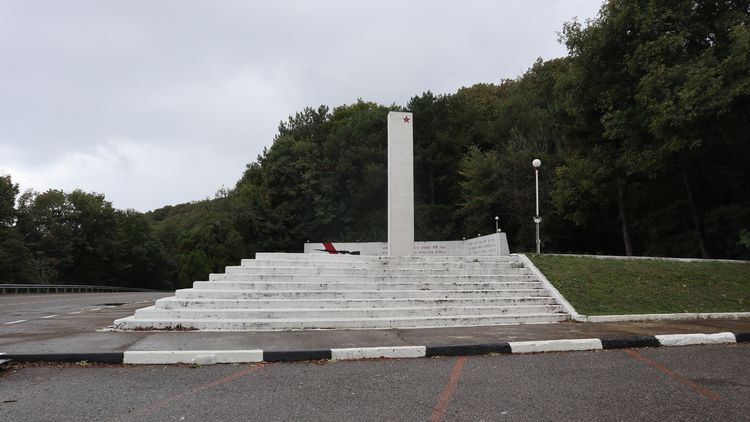 Памятник на перевале Агойский