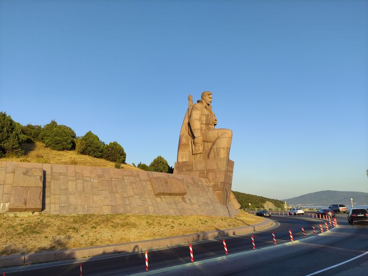 Памятник «Морякам революции» у Геленджика