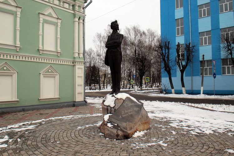 Памятник Бальмонту в Шуе