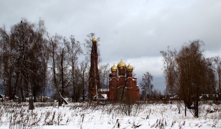Красная церковь в Тезине