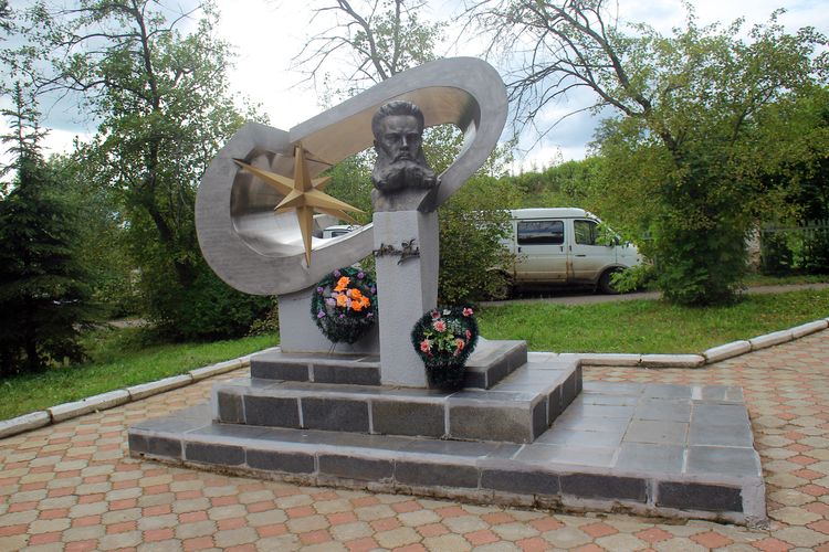 Памятник Бенардосу в Лухе
