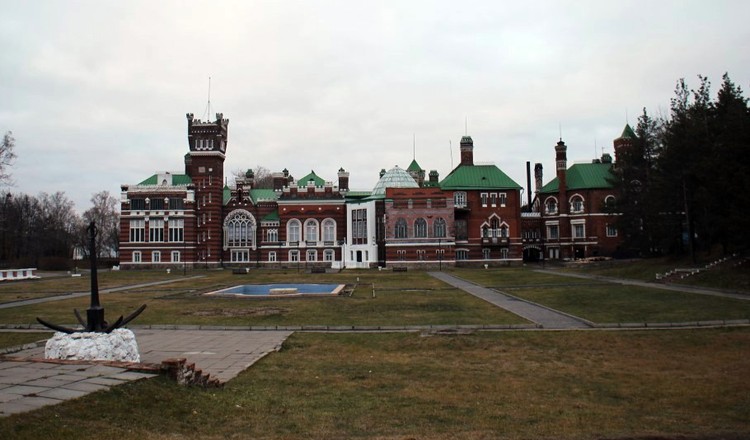 Шереметевский замок в Юрино