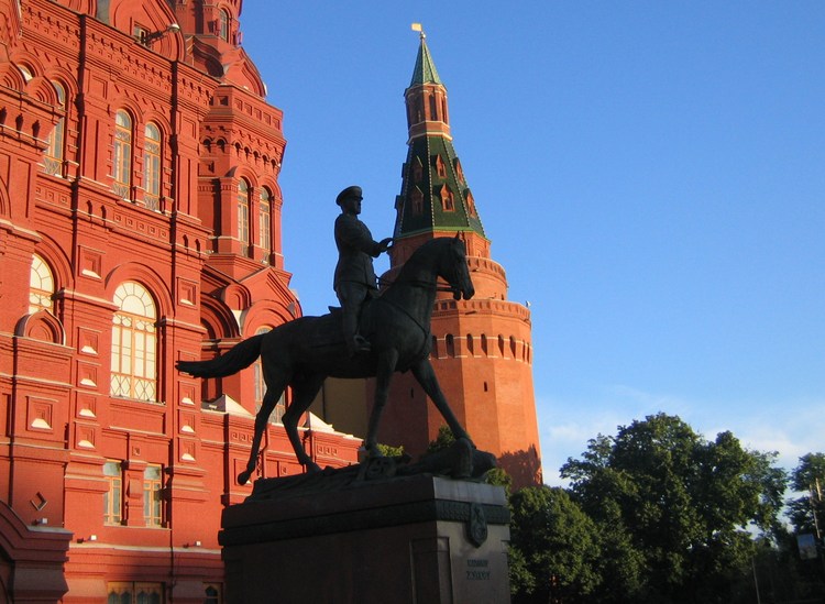 Памятник маршалу Жукову в Москве