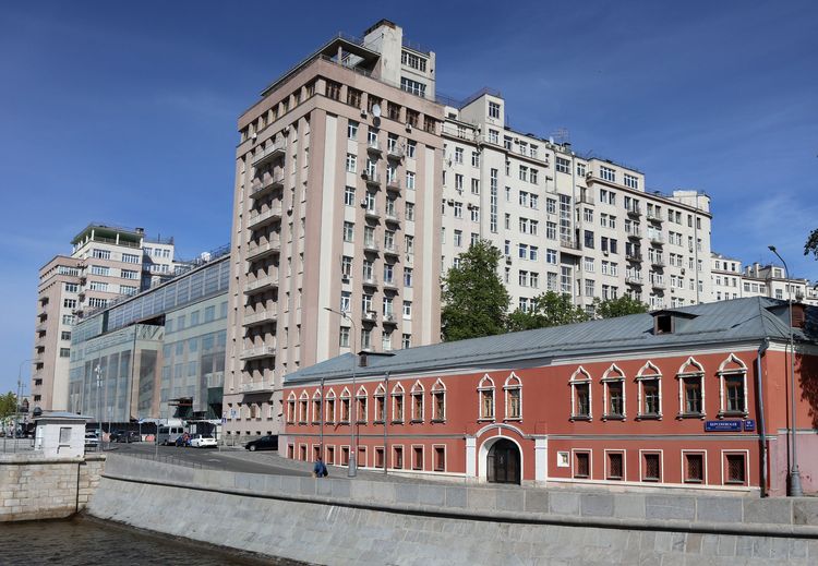 Дом на набережной в Москве