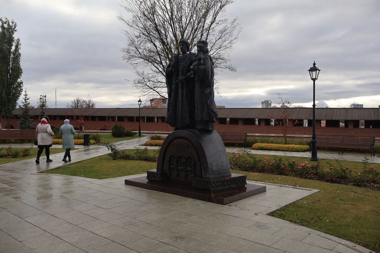 Памятник Донскому и Евфросинии в Нижегородском кремле
